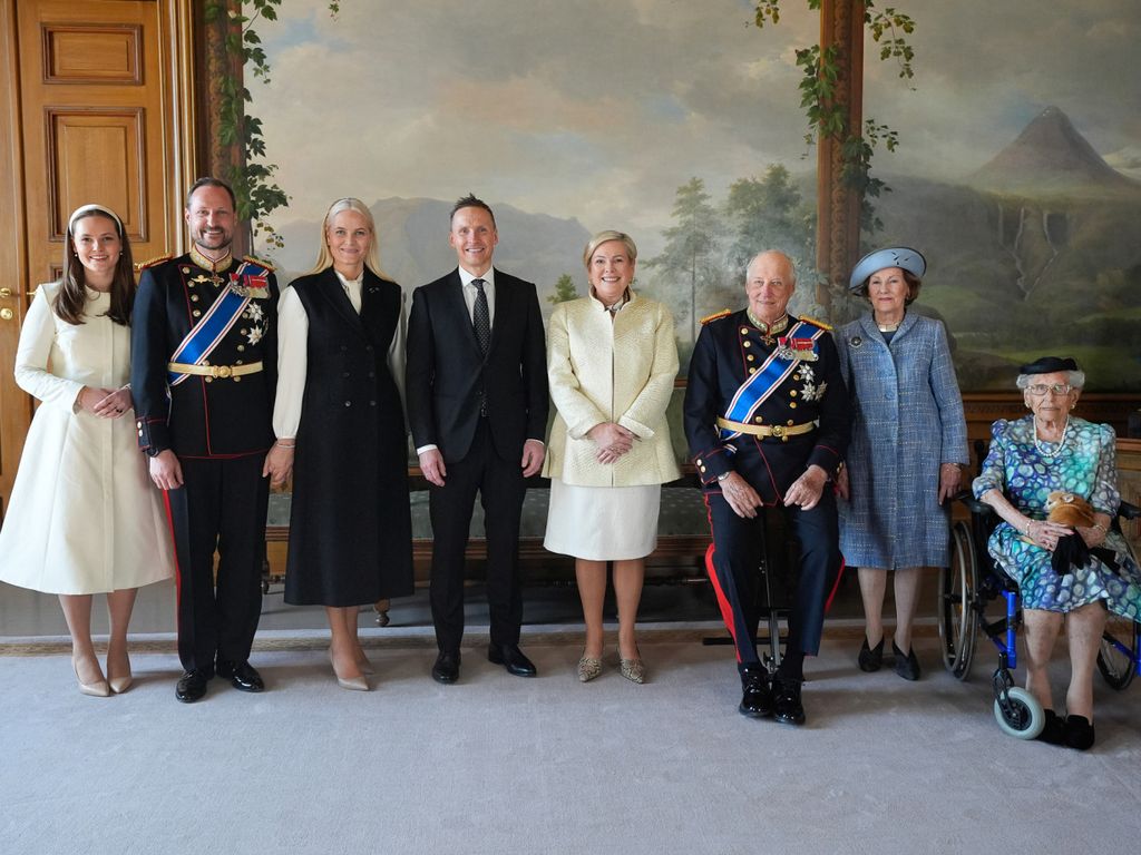 Ingrid de Noruega, Haakon de Noruega, Mette-Marit de Noruega, Harald de Noruega y Sonia de Noruega en la visita de Estado de la presidenta de Islandia 