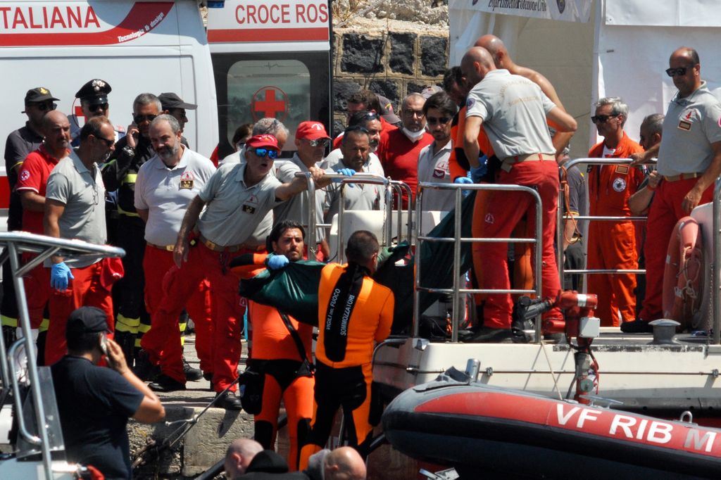 Los servicios de emergencia encargados de rescatar los cuerpos sin vida del interior del velero