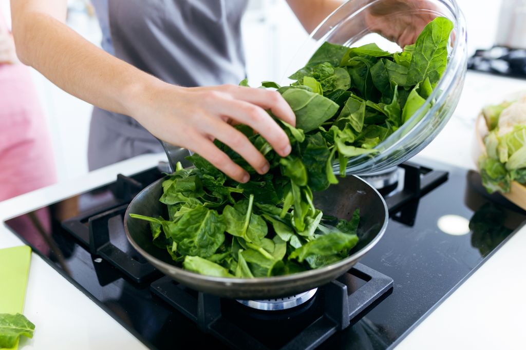 El salteado es una técnica adecuada para las acelgas.