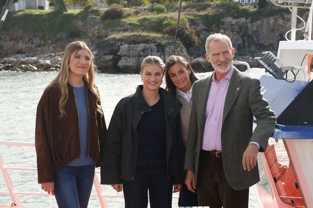 El rey Felipe VI junto a la Reina y sus hijas poco antes de concluir sus actividades en el Pueblo Ejemplar