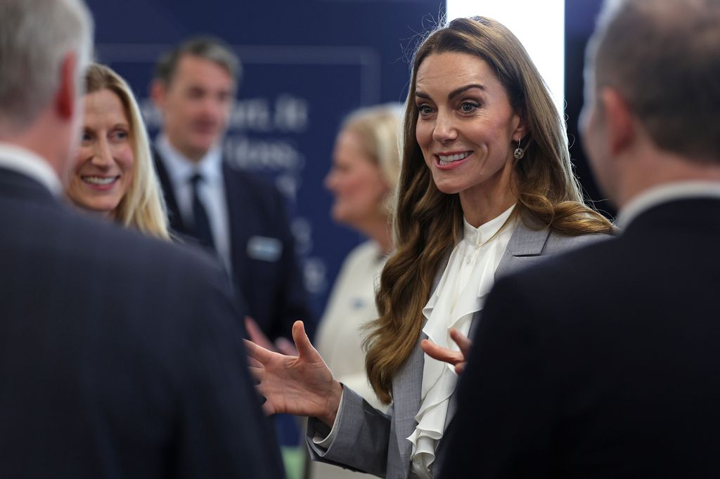 La princesa Kate conversa con los asistentes durante la Cumbre de la Fuerza Laboral del Futuro, organizada por el Grupo de Trabajo Empresarial de la Fundación Real para la Primera Infancia.