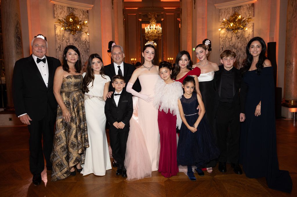 Reagan Sack, con un vestido de Schiaparelli, posa con toda su familia