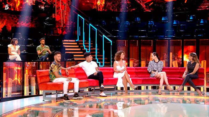 Gloria Camila Ortega, Ferre, Cristian ATM, Nyno Vargas, Vicky Larraz y Adara Molinero en 'Supervivientes'