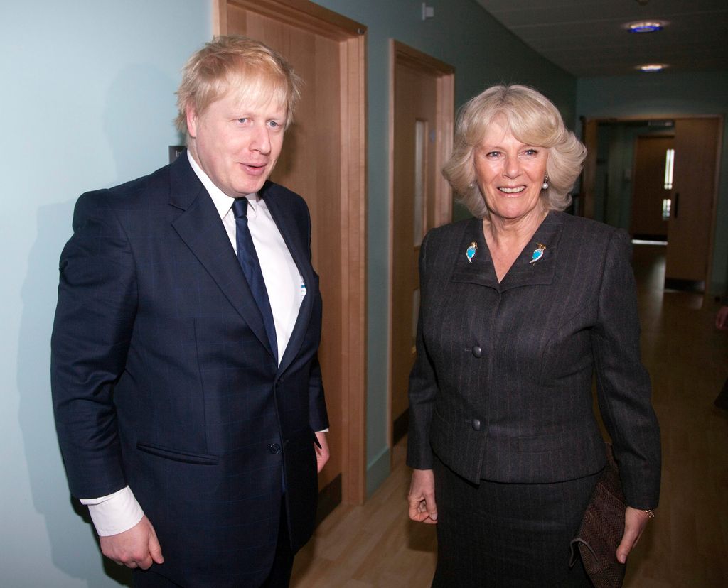 Camilla, entonces duquesa de Cornwall, en un encuentro con el alcalde de Londres, Boris Johnson, en marzo de 2011.