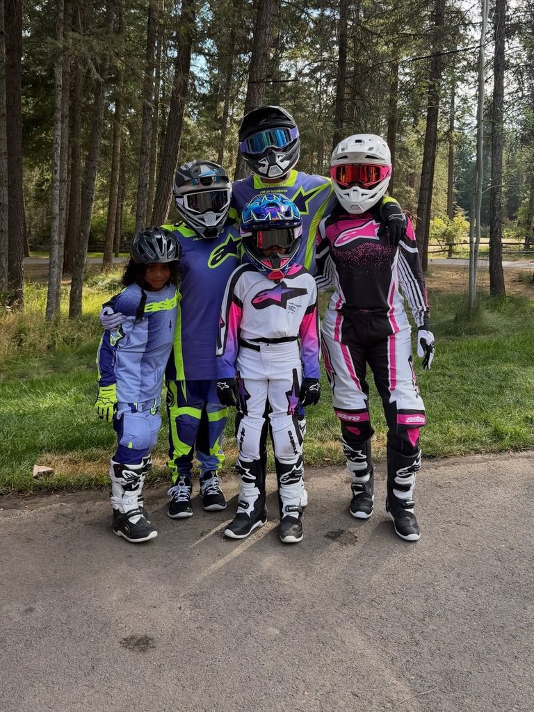 Lewis Hamilton se divirtió con Kim y sus hijos haciendo motocross.