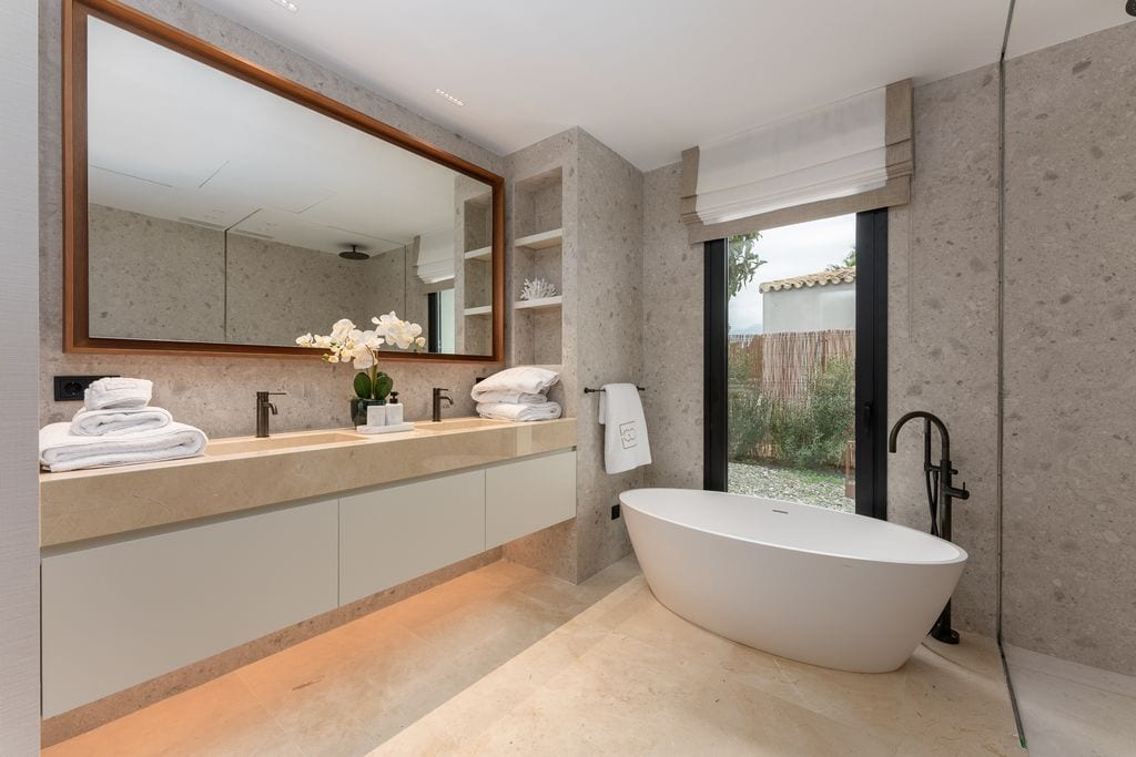Cuarto de baño con bañera exenta