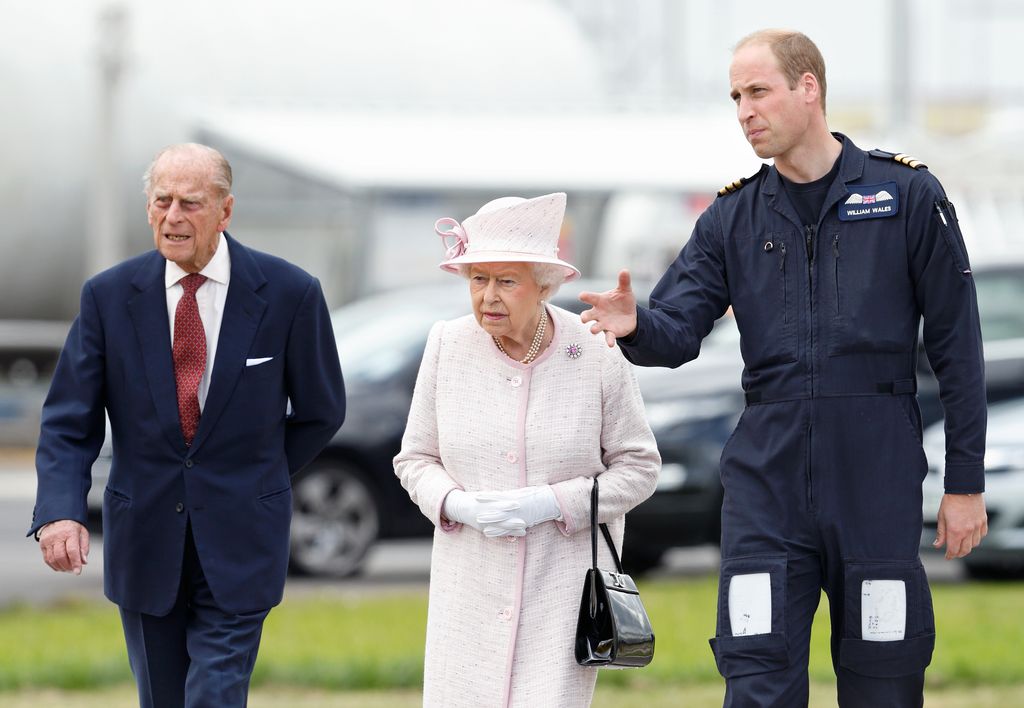 El príncipe Guillermo de Inglaterra con sus abuelos, Isabel II y Felipe de Edimburgo