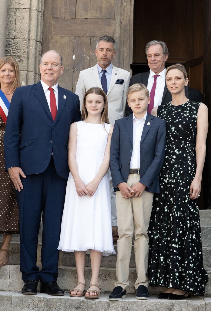 Charlene de Mónaco, elegante junto a Alberto y sus hijos en Les Baux-de-Provence con un vestido negro que recuerda a un look de la reina Letizia de hace casi 10 años