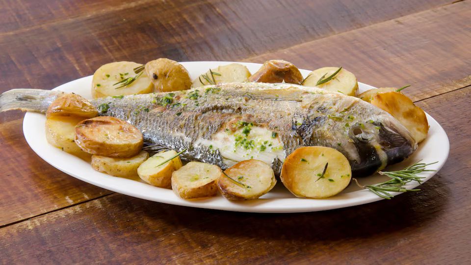 Dorada al horno con patatas panaderas

