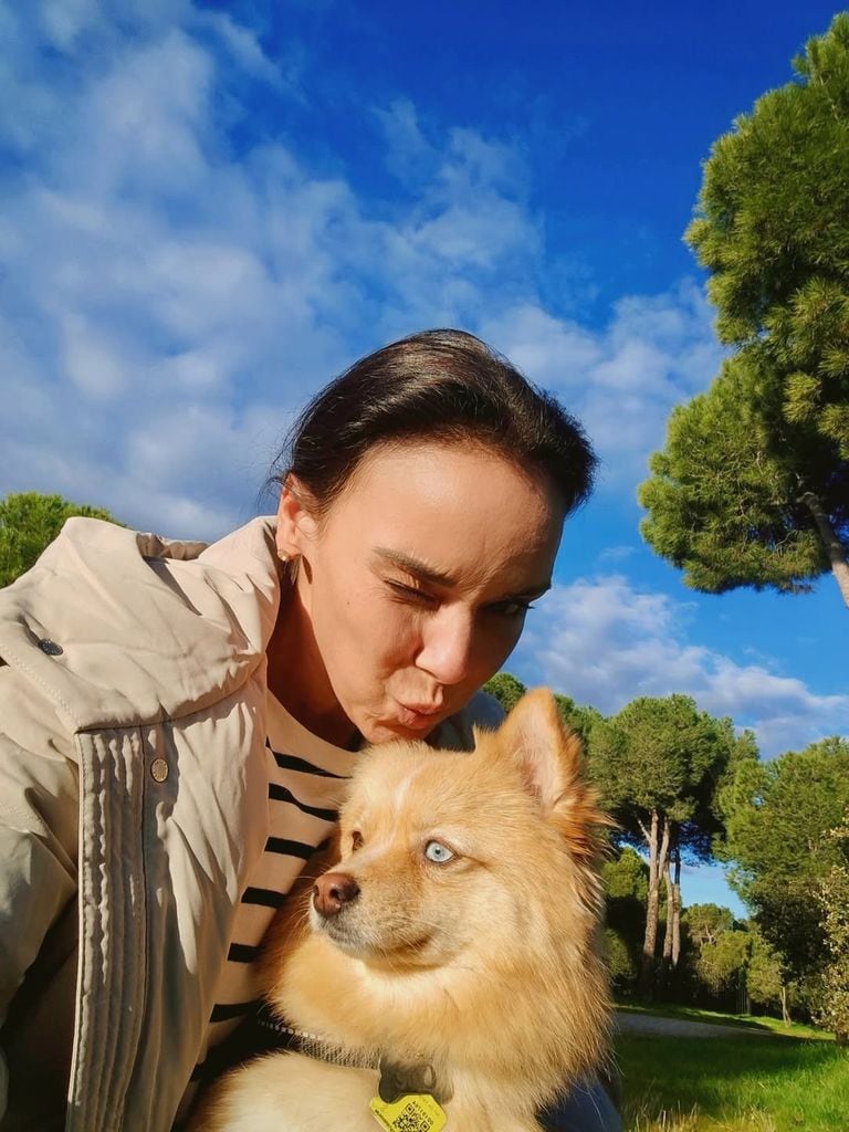 Chenoa reaparece sin maquillaje de paseo con su perrita.