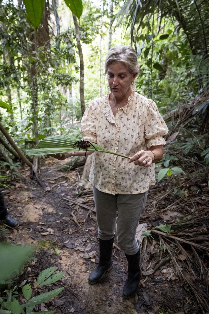 La duquesa Sophie de Edimburgo en un viaje al Amazonas sosteniendo una araña