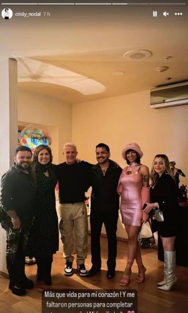 Nodal y su familia con Alejandro Sanz y Cazzu