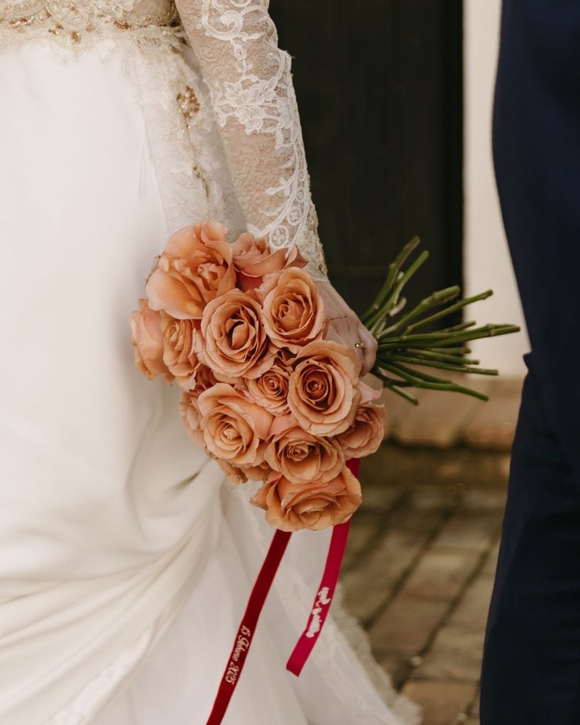 Ramos de novia de color rosa rosas empolvadas