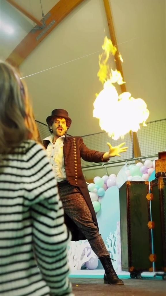Un mago actuó en la fiesta de Blu y dejó a los niños boquiabiertos.