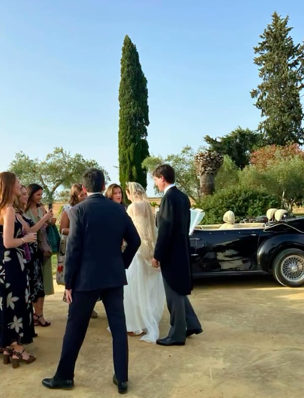 Los novios saludando a los invitados, tras llegar la hacienda 