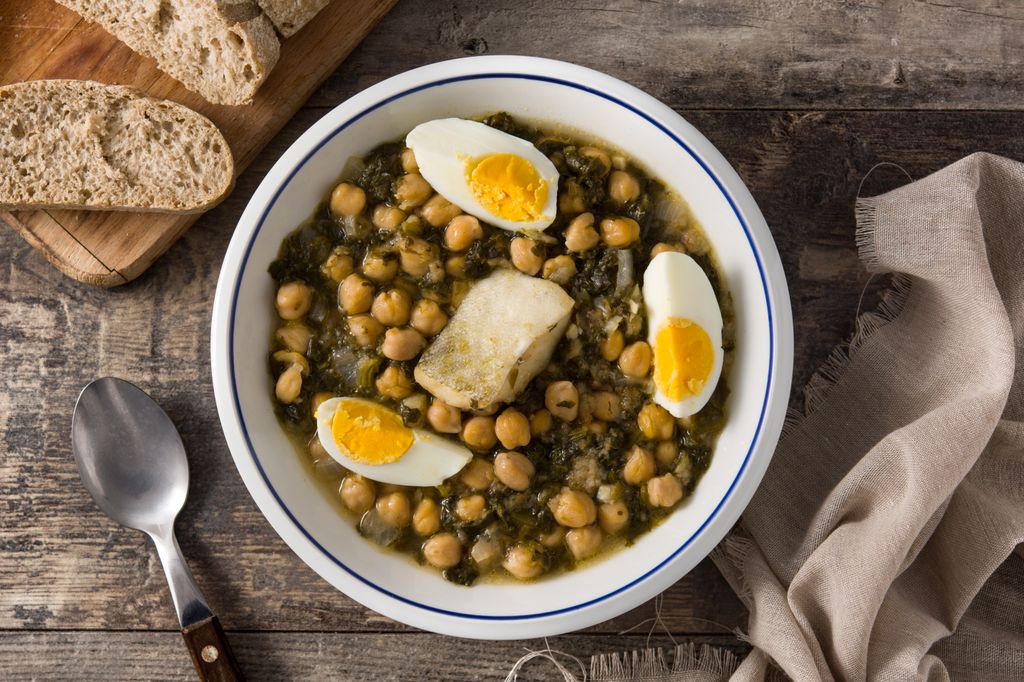 El huevo cocido es uno de los acompañantes clásicos de este potaje.