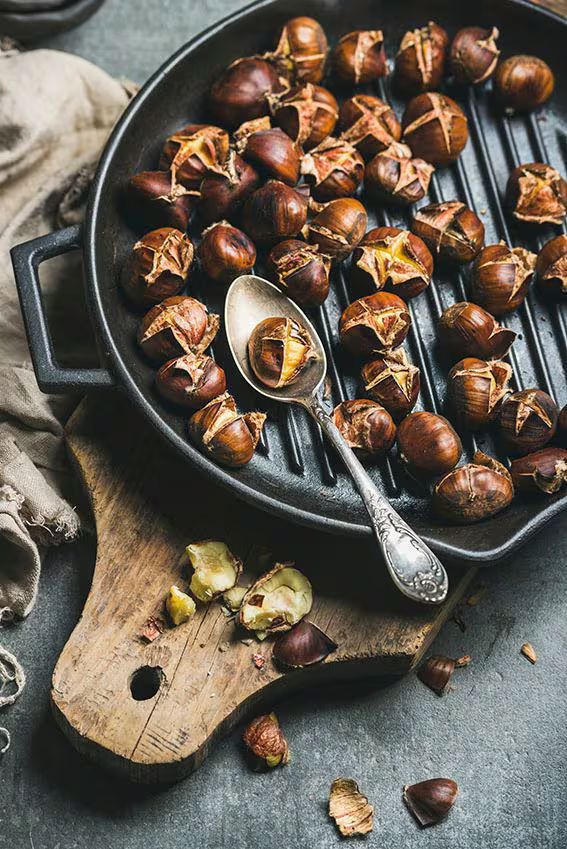Asar castañas en el horno de casa es una forma práctica y deliciosa de disfrutar de este fruto otoñal.