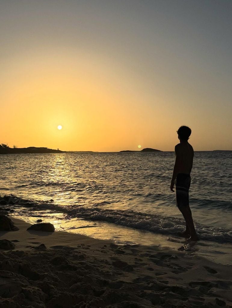Valentino Martin se dejó ver en la playa luego de que su salud generara preocupación en redes sociales.