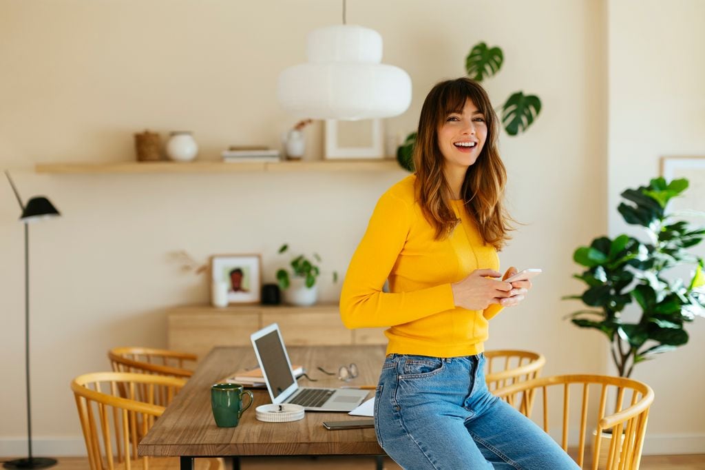Mujer mirando su móvil