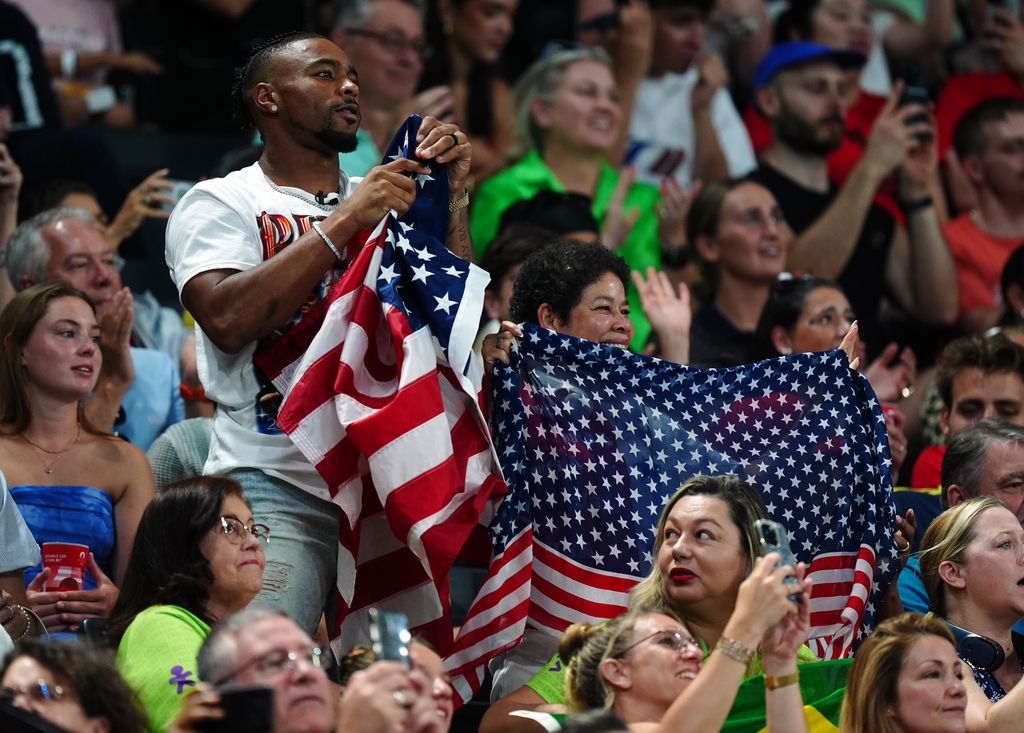 Jonathan Owens, de pie junto a su suegra, Nellie Biles