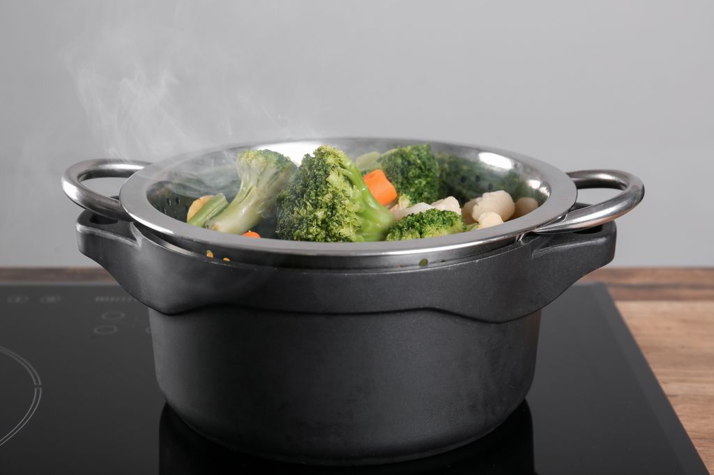 Cazuela con varias verduras al vapor.