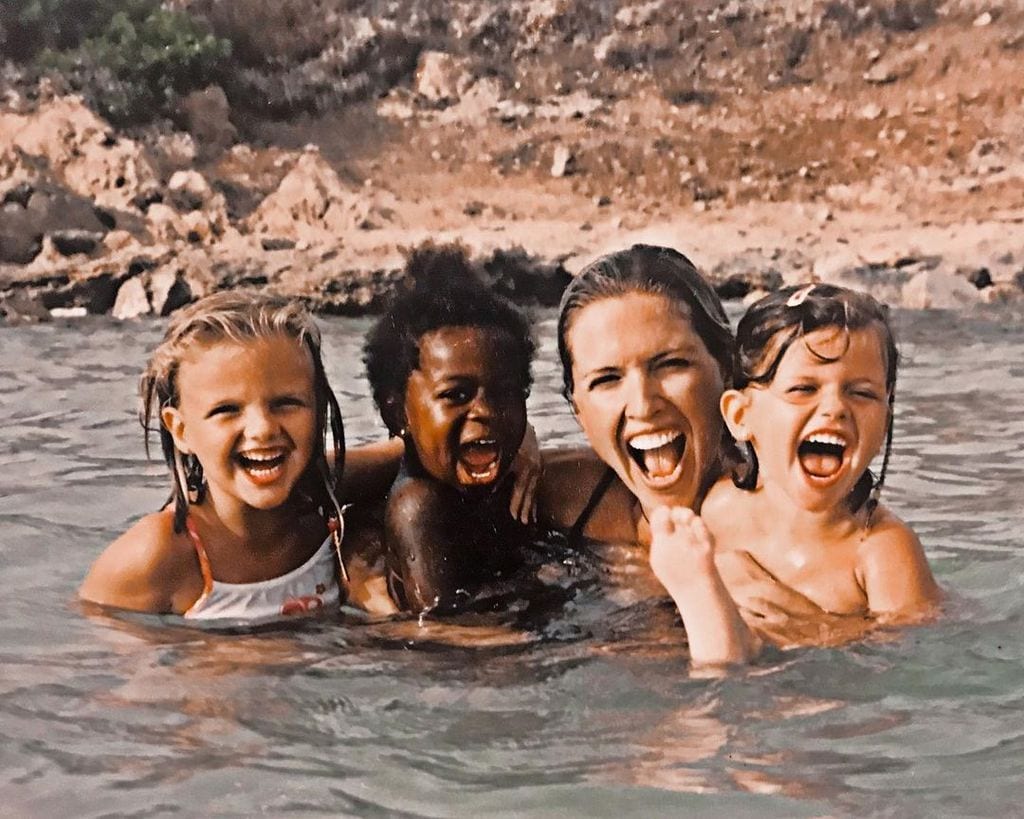Judit Mascó con sus tres hijas mayores