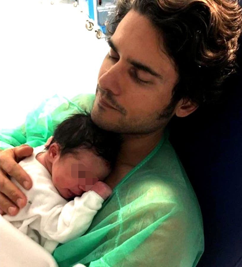 Julián Porras Figueroa, con su niña cuando esta vino al mundo