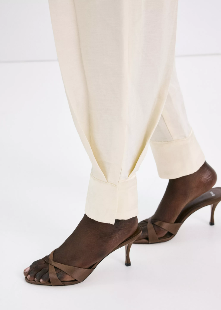Sandalias satinadas con tiras cruzadas, de Mango