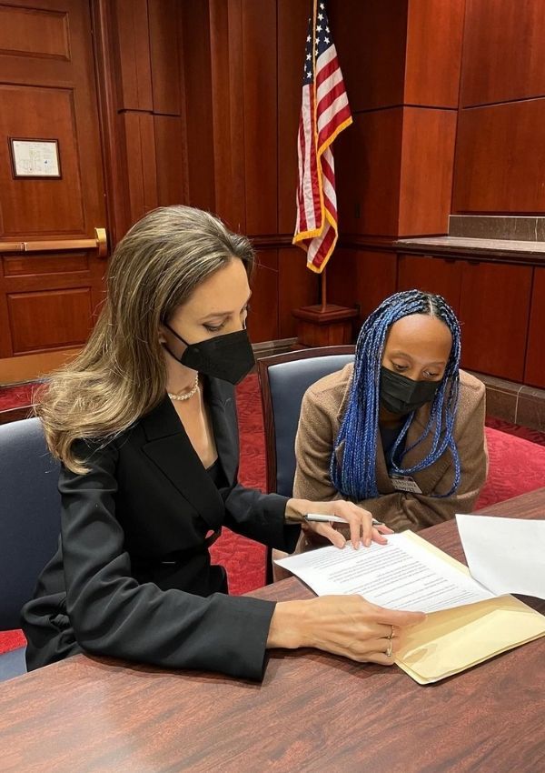 Angelina Jolie y su hija Zahara en el Senado de Estados Unidos
