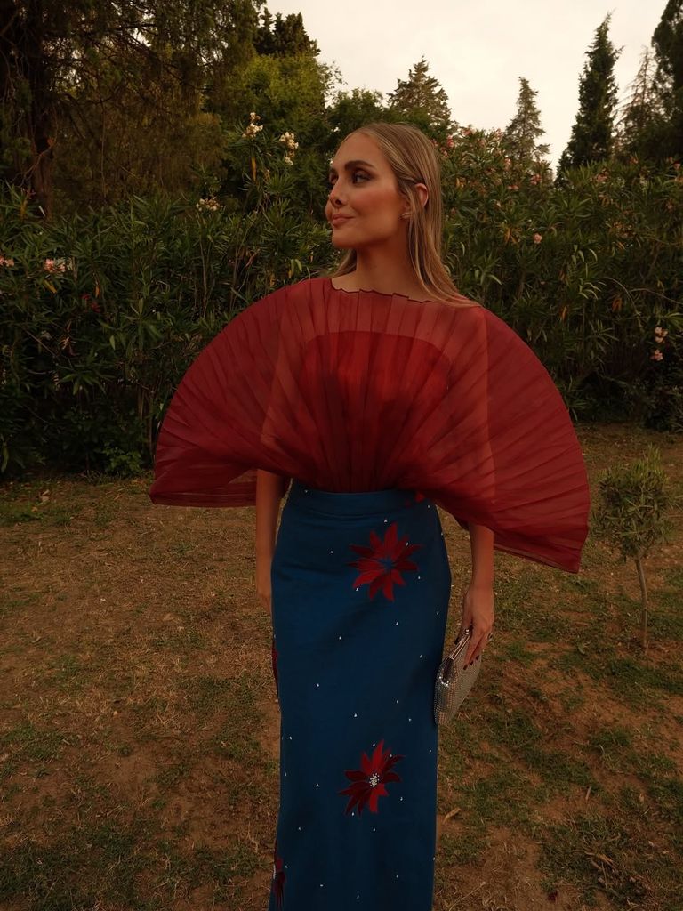 Melena suelta con vestido con volumen