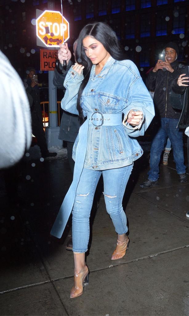 kylie jenner usando esmoquin canadiense