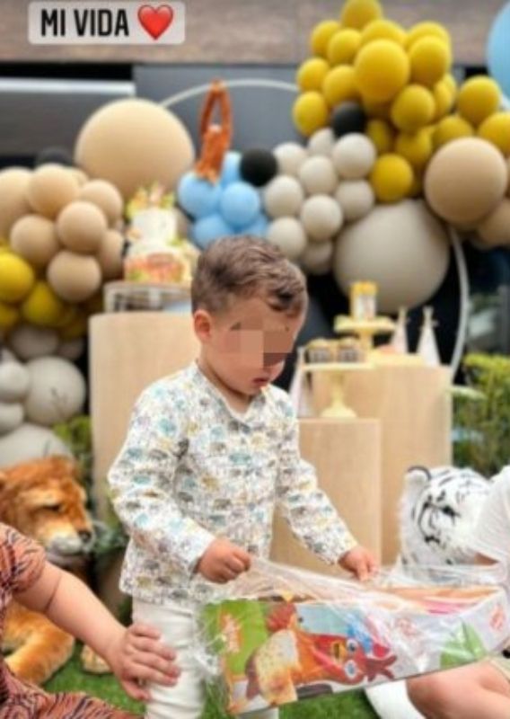 Lorena Gómez y René Ramos posan juntos y felices en el cumpleaños de su hijo