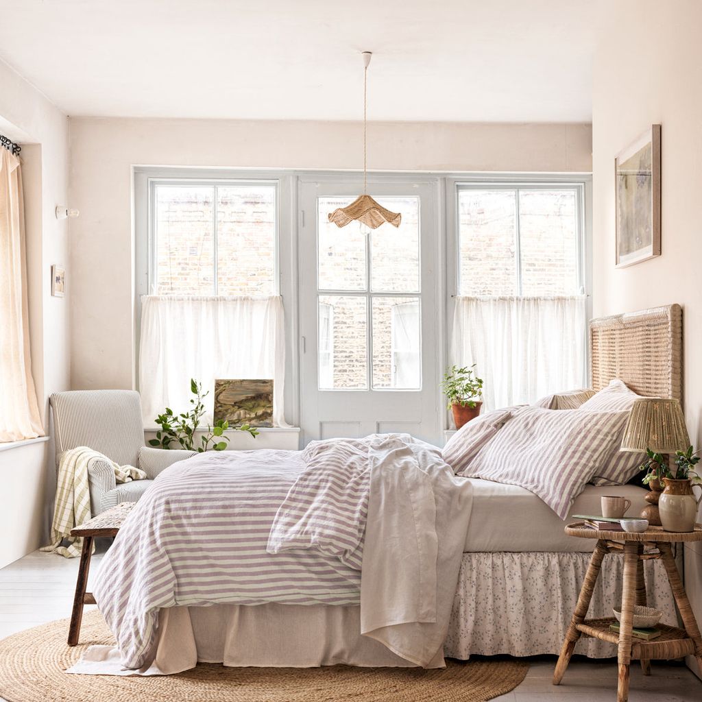 Dormitorio en tonos blancos y neutros
