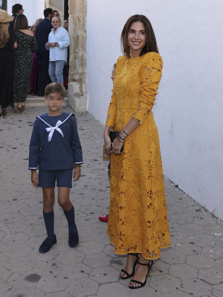 No hay color que se le resista a Lourdes Montes. Por ejemplo, para la boda de Alberto Herrera y Blanca Llandres en Sanlúcar de Barrameda el 18 de octubre de 2025, apostó por el amarillo mostaza en un vestido de encaje de guipur de Sandra Rosa, diseñadora con 'atelier' en Córdoba.