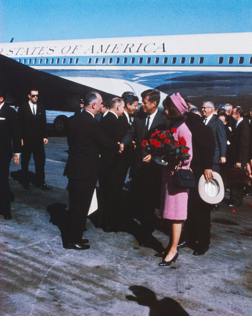 John F. Kennedy y Jacqueline Kennedy llegando al aeropuerto Love Field en Dallas el 22 de noviembre de 1963