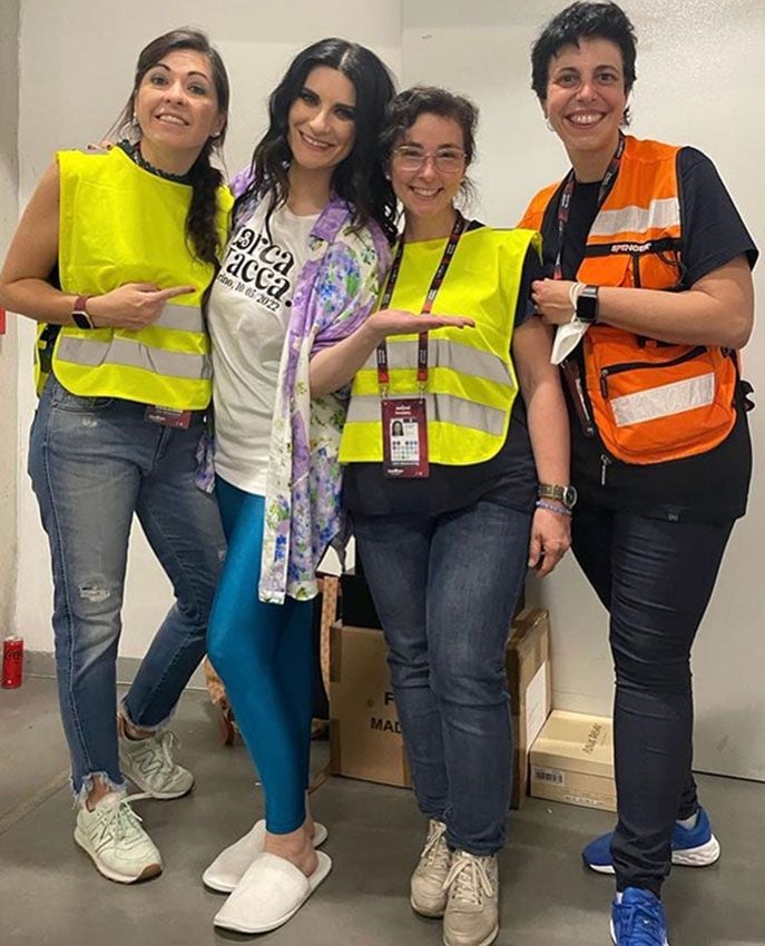 Laura Pausini y enfermeras