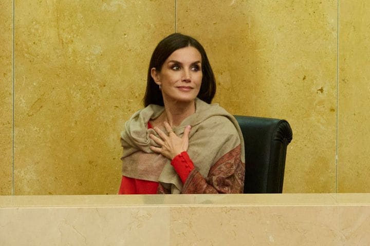 La reina Letizia repite un vestido rojo de Massimo Dutti en su último día en Angola