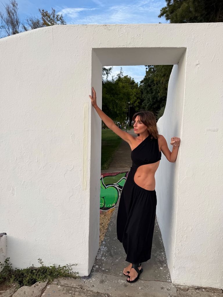 Eugenia Osborne con vestido negro con maxi abertura en Lisboa, 2026.