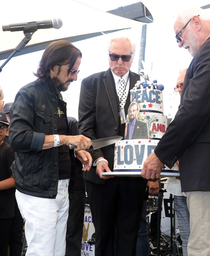 Ringo Starr corta su pastel durante la celebración de cumpleaños "Paz y Amor" de Ringo