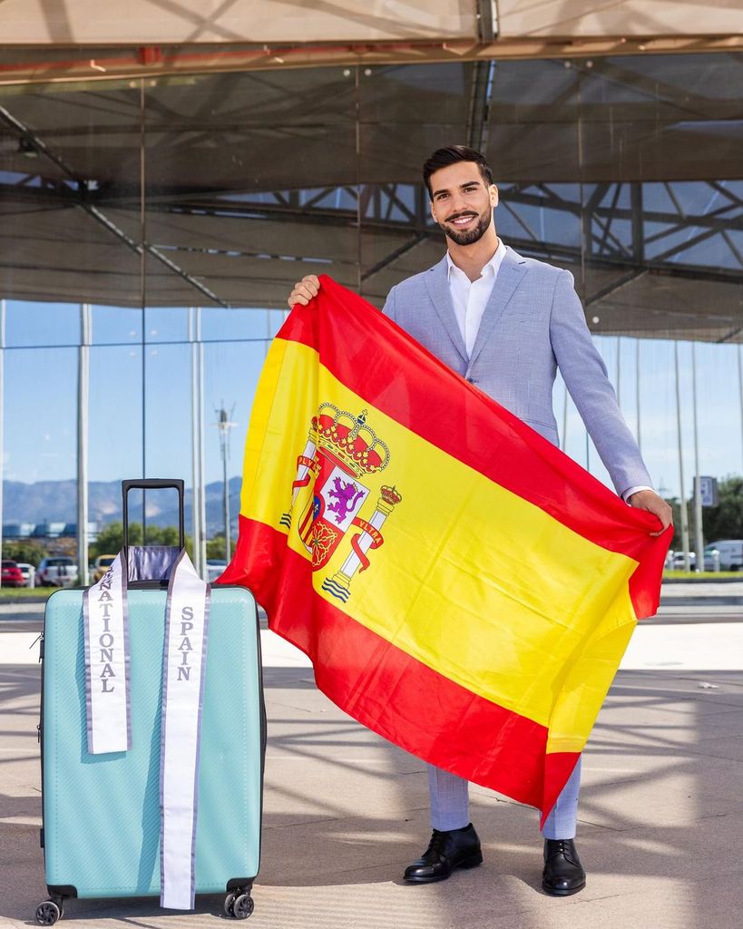 Plano medio de Fran Zafra posando con la bandera española y su equipaje