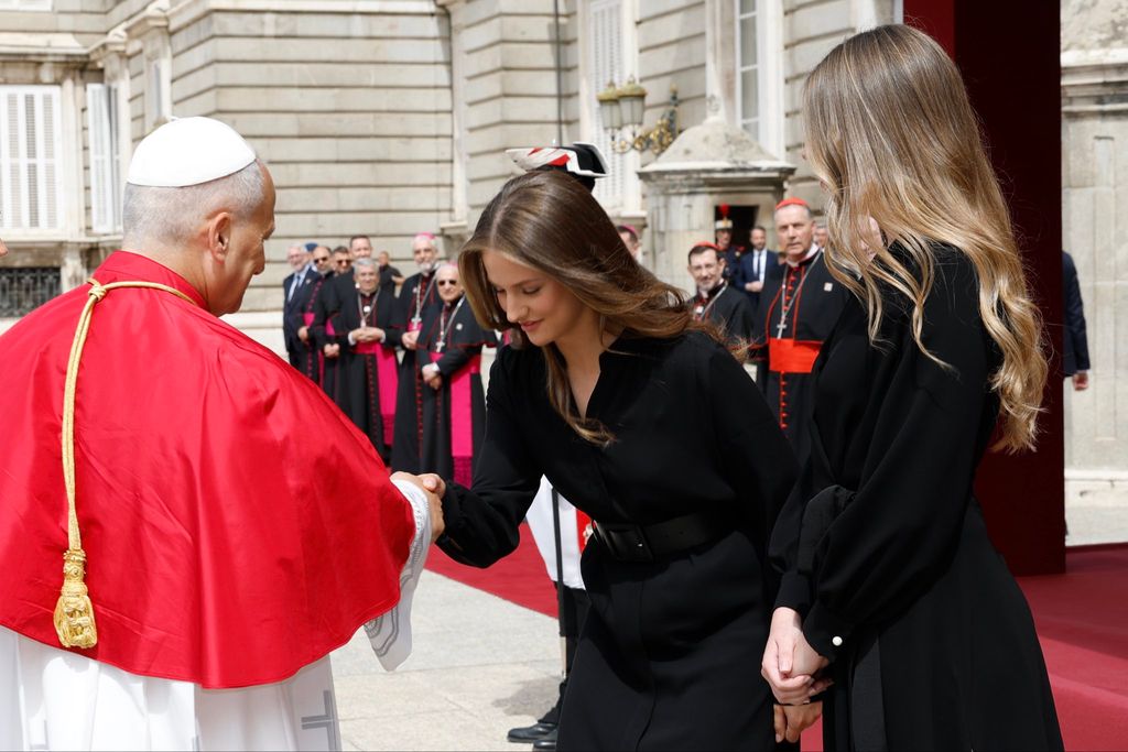 La princesa Leonor saludando al Papa León XIV a las puertas del Palacio Real de Madrid