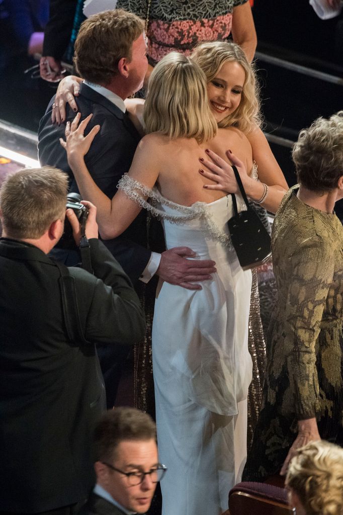 Jennifer Lawrence y Margot Robbie en los Oscars en 2018