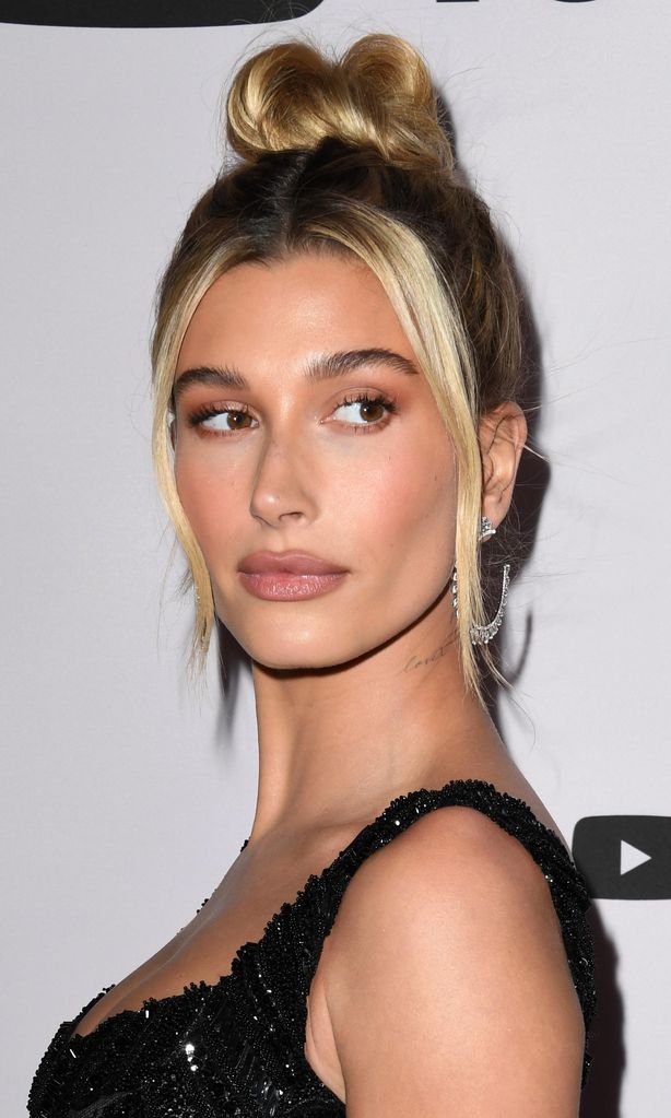 hailey baldwin luce un peinado inspirado en los 90