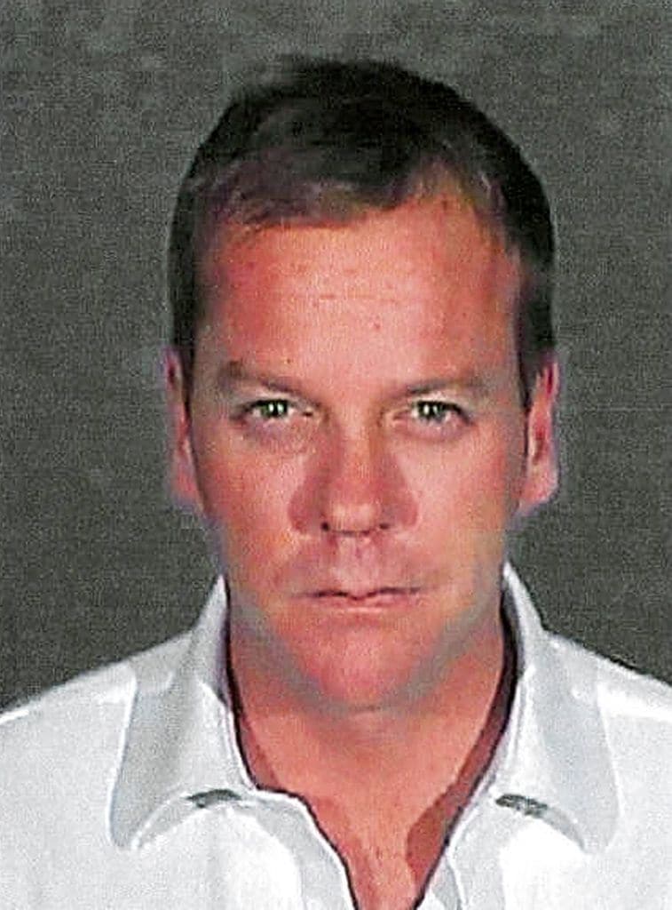 Kiefer Sutherland en su ficha policial en la Cárcel de Glendale City en diciembre de 2007 en Glendale City, California.