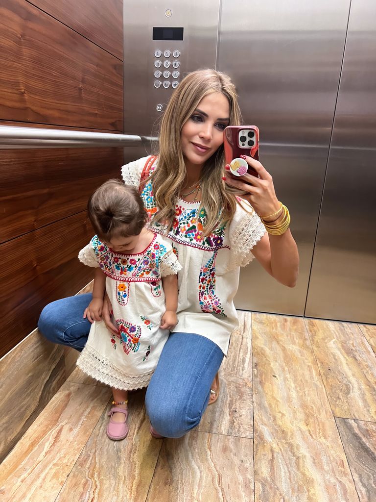 Madre e hija muy conjuntadas y vestidas igual