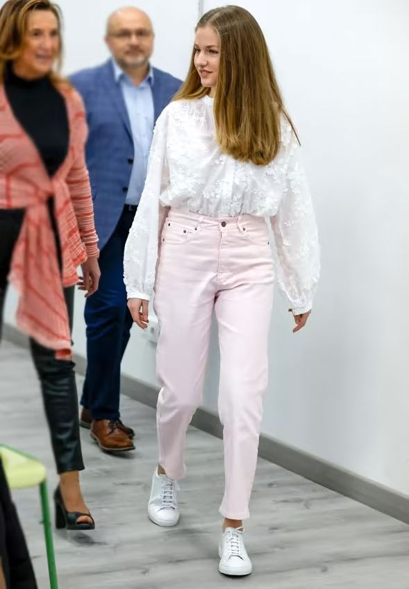 Mette-Marit ficha la blusa de &OtherStories que la princesa Leonor hizo viral