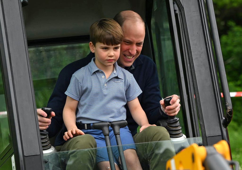 El príncipe William, príncipe de Gales, fue ayudado por el príncipe Louis de Gales mientras manejaba una excavadora durante su participación en el evento Big Help Out, en su visita a la sede de los Scouts del 3rd Upton, el 8 de mayo de 2023 en Londres, Inglaterra.