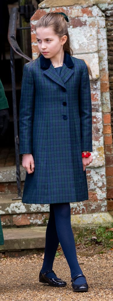 La princesa Charlotte con abrigo azul marino a cuadros, 2024.