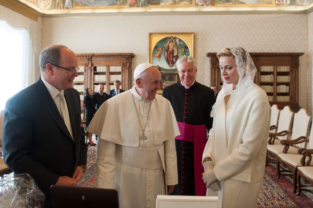 Alberto y Charlene de Monaco con el Papa Francisco