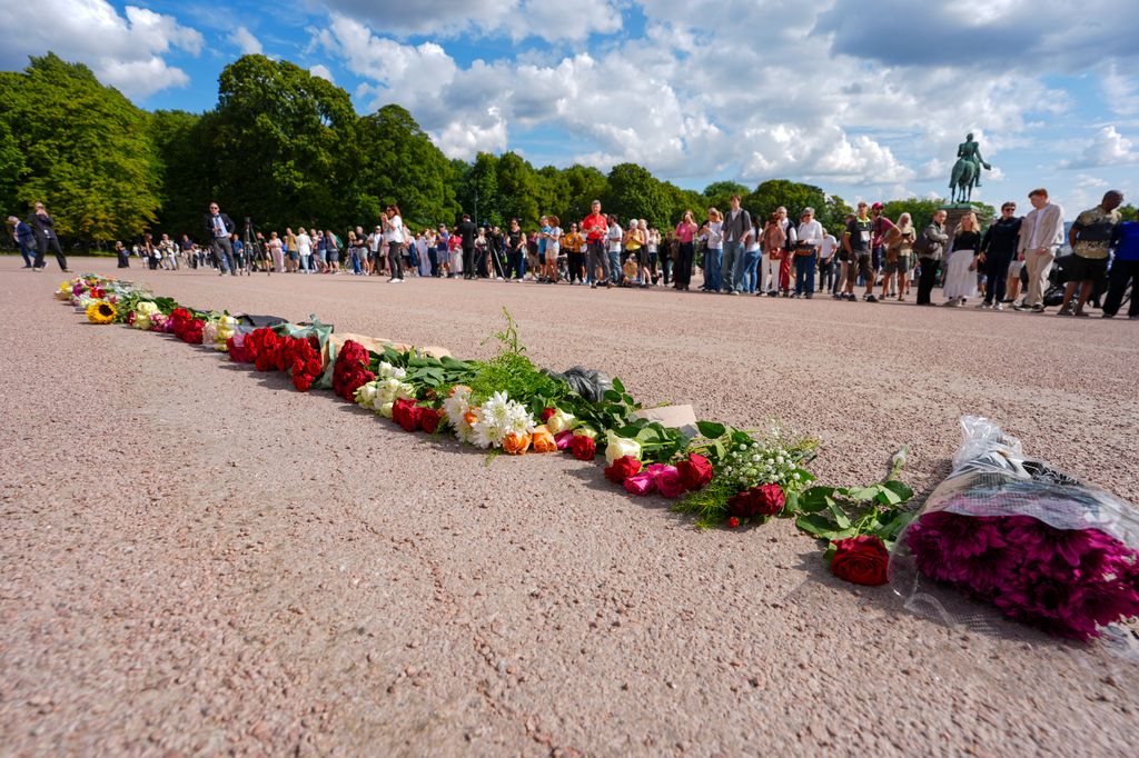 Flores depositadas frente al Palacio Real de Oslo